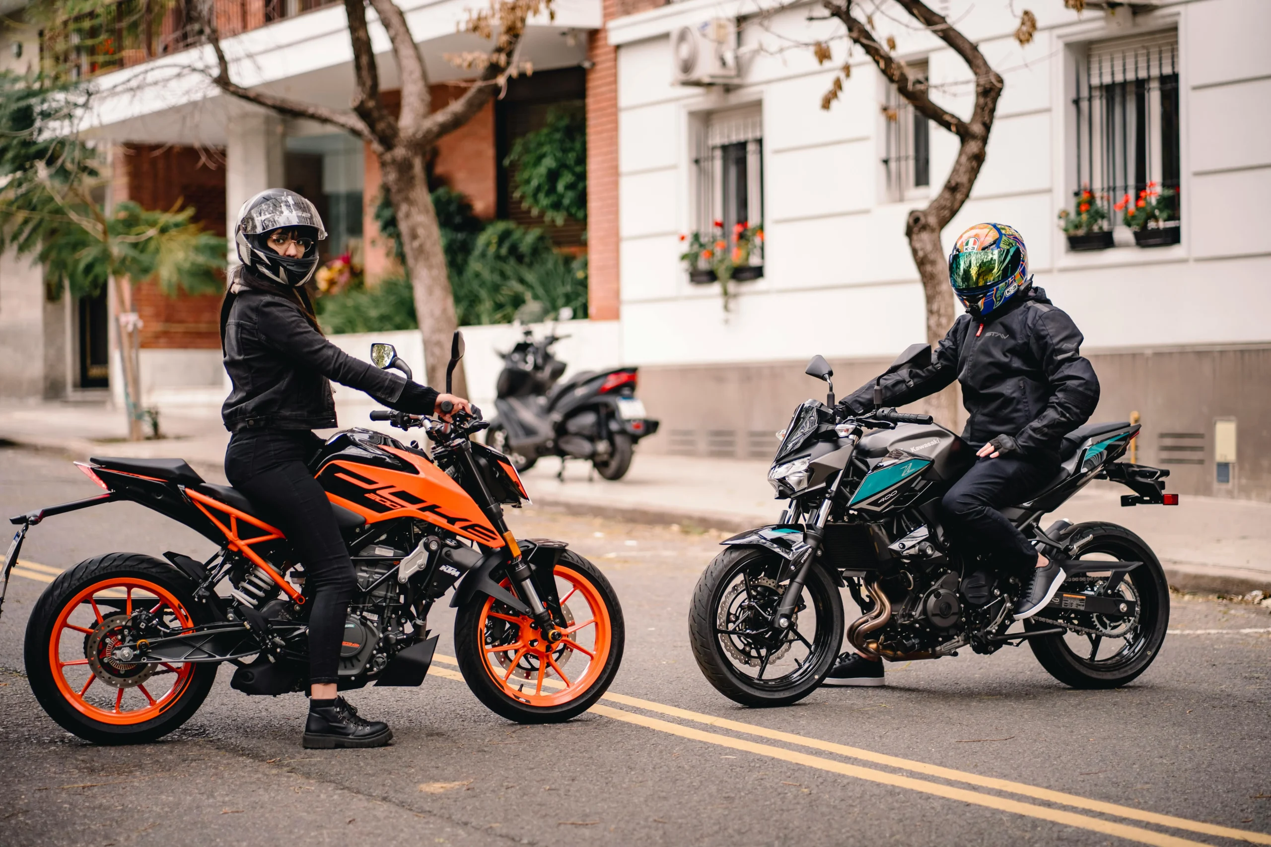 how do bluetooth motorcycle helmets work​